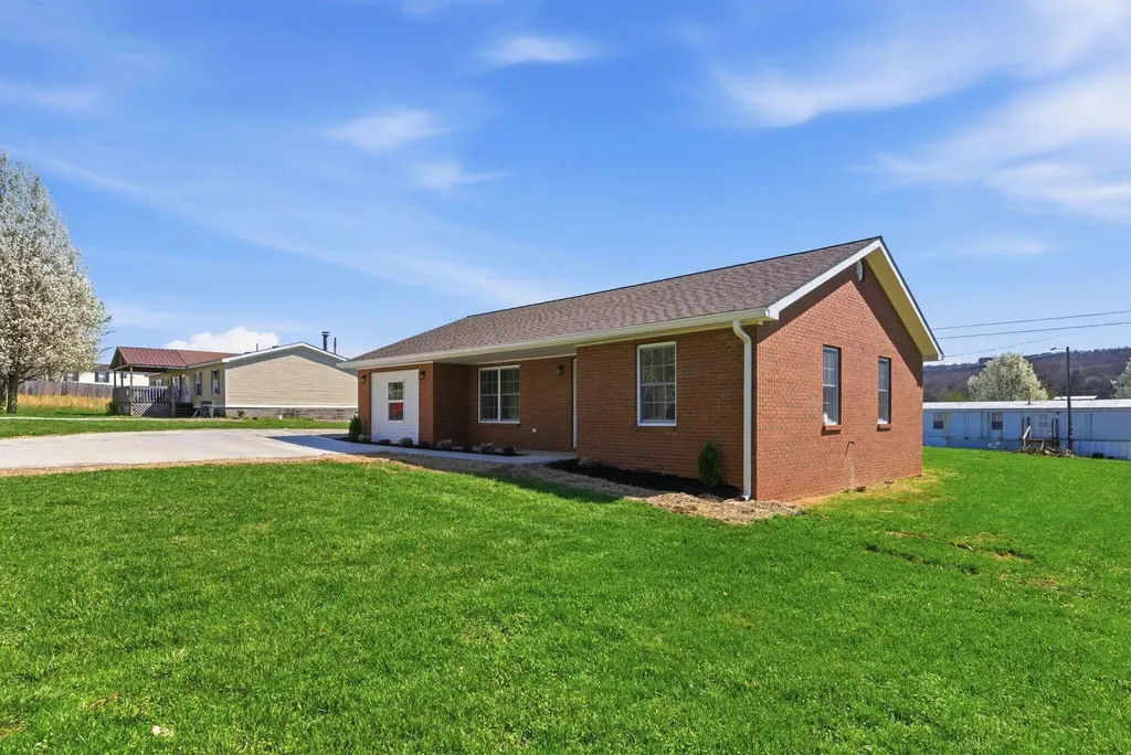 189 Scarlets Way Bronston KY 42518
