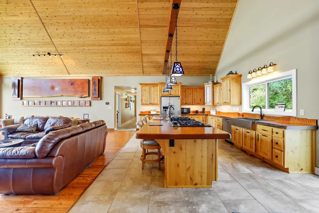 2735 Ky-501 Kings Mountain KY 40442