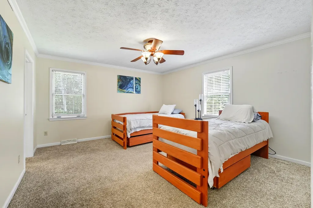 2735 Ky-501 Kings Mountain KY 40442