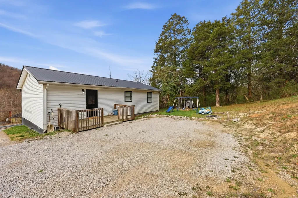 1092 Winchester Road Irvine KY 40336