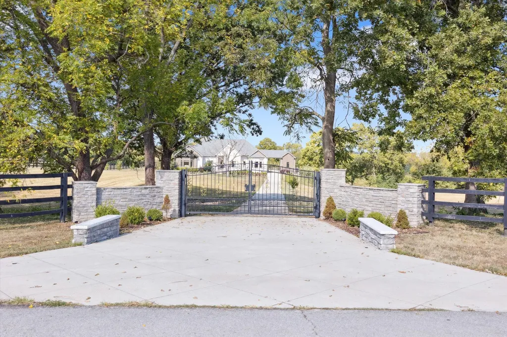 100 Stirling Lane Versailles KY 40383