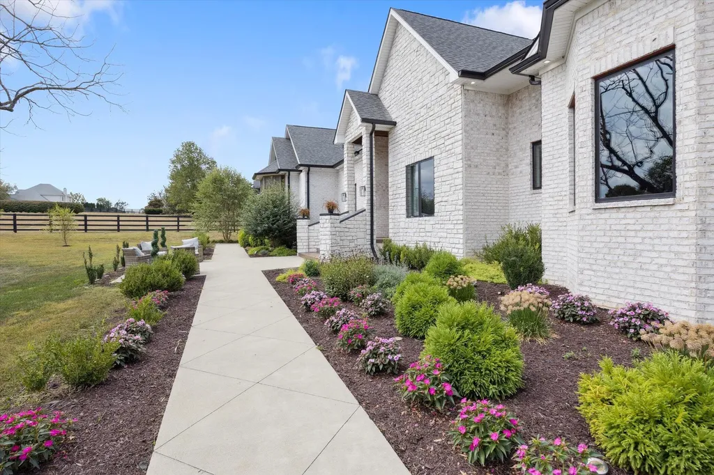 100 Stirling Lane Versailles KY 40383
