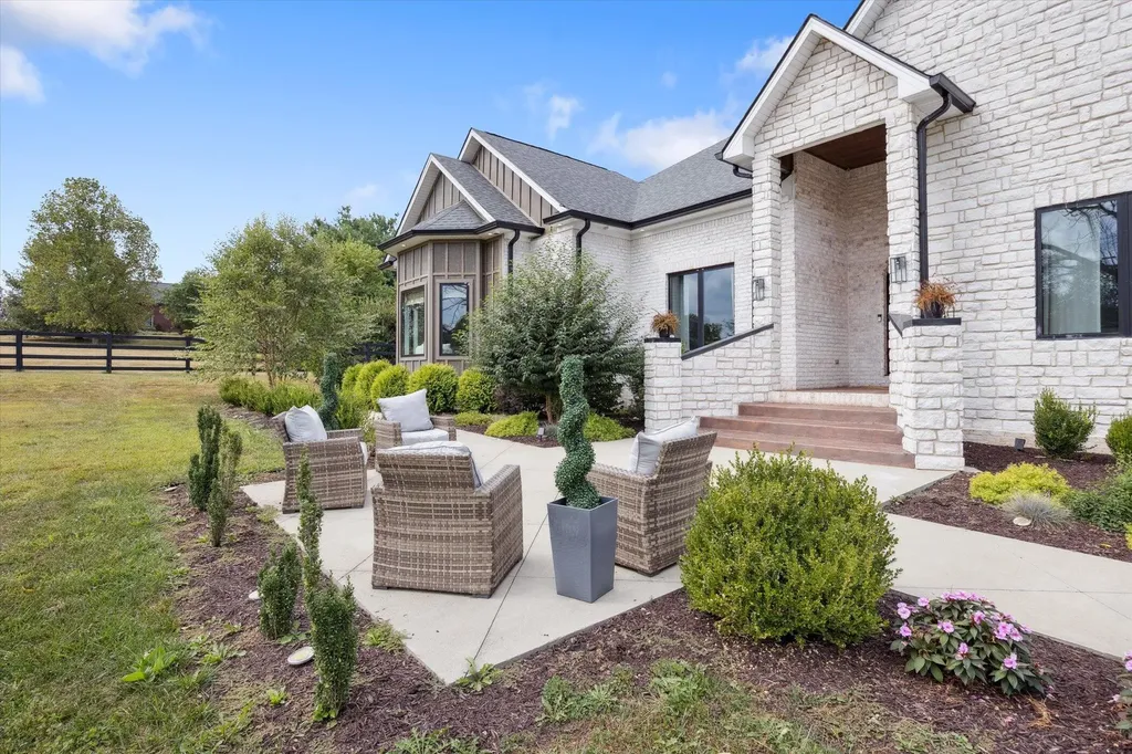 100 Stirling Lane Versailles KY 40383