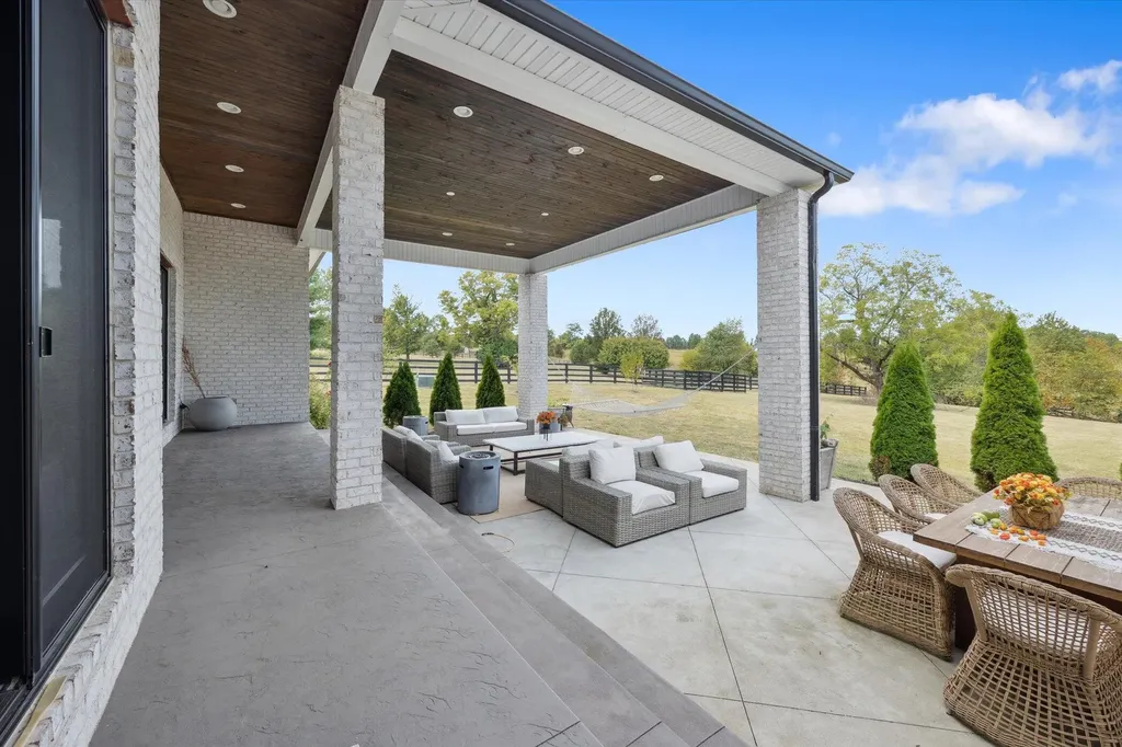 100 Stirling Lane Versailles KY 40383