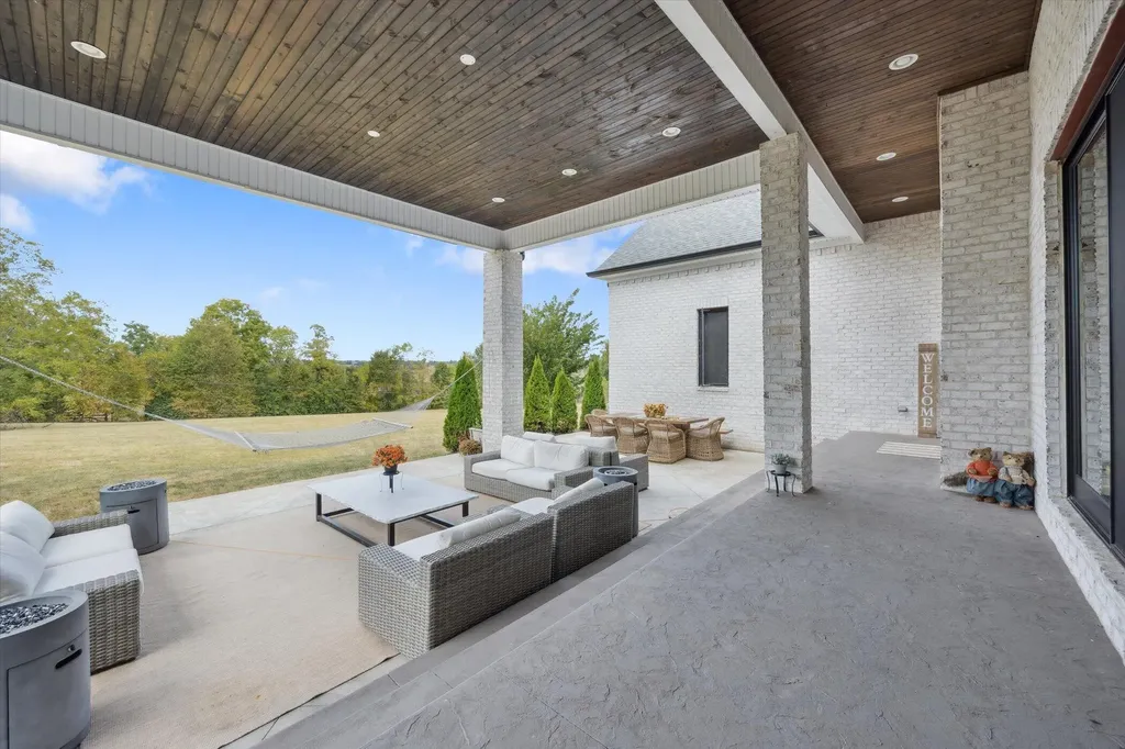 100 Stirling Lane Versailles KY 40383