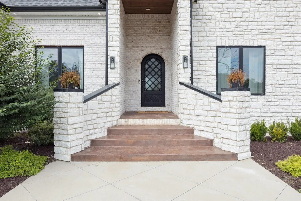 100 Stirling Lane Versailles KY 40383