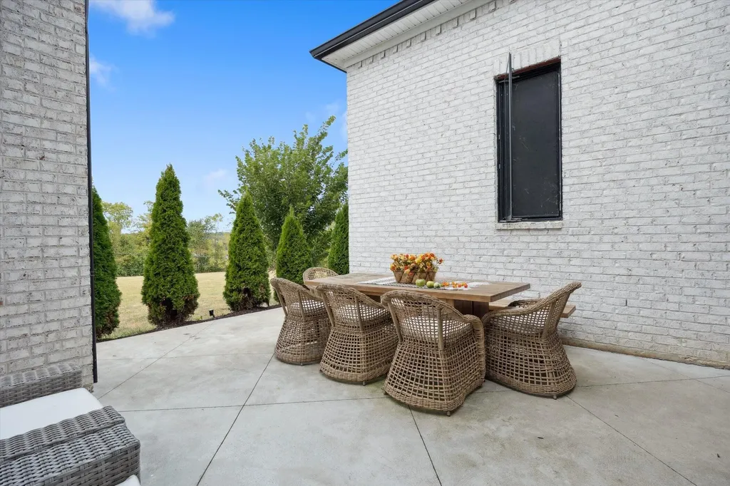 100 Stirling Lane Versailles KY 40383