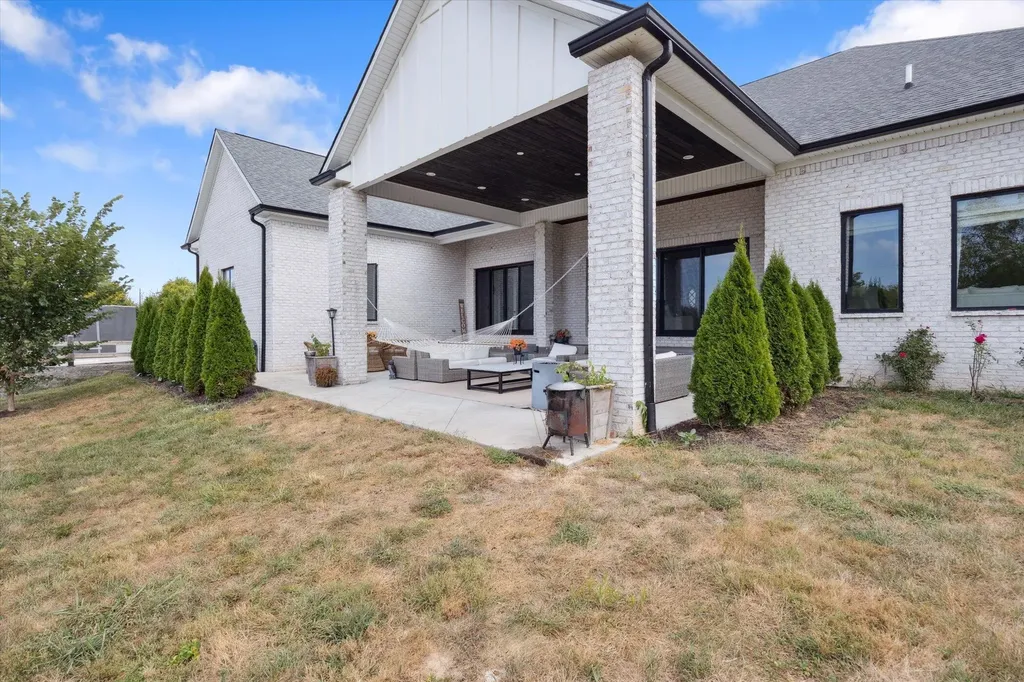 100 Stirling Lane Versailles KY 40383