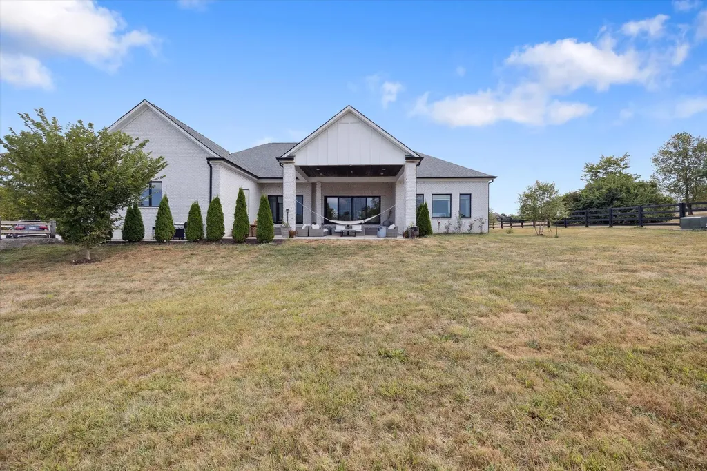 100 Stirling Lane Versailles KY 40383