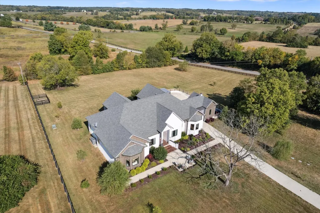 100 Stirling Lane Versailles KY 40383