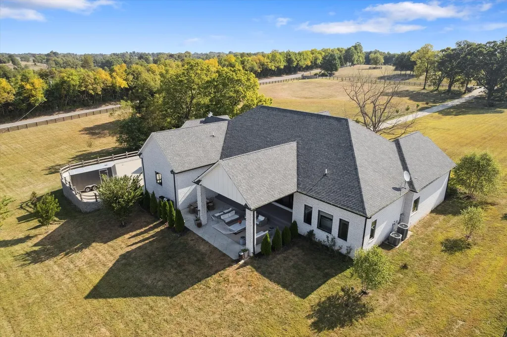 100 Stirling Lane Versailles KY 40383