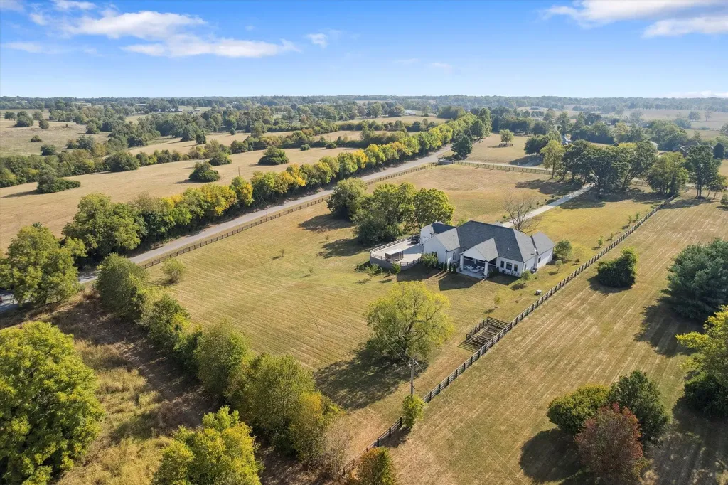 100 Stirling Lane Versailles KY 40383