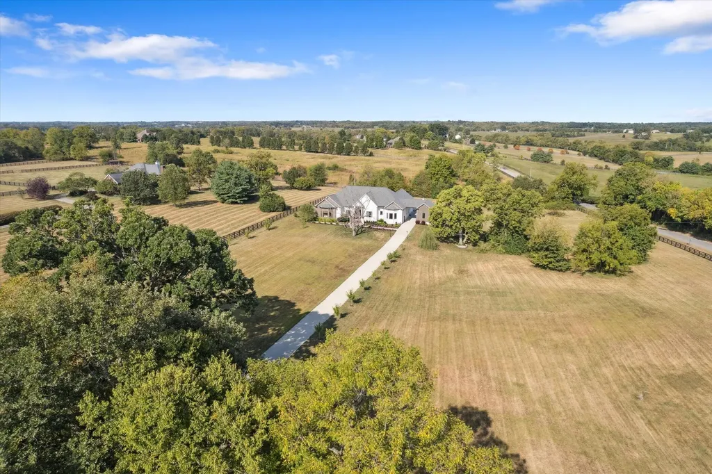 100 Stirling Lane Versailles KY 40383