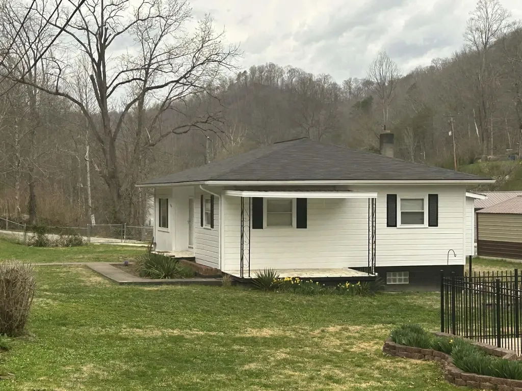 803 State Highway 1148 Isom KY 41824