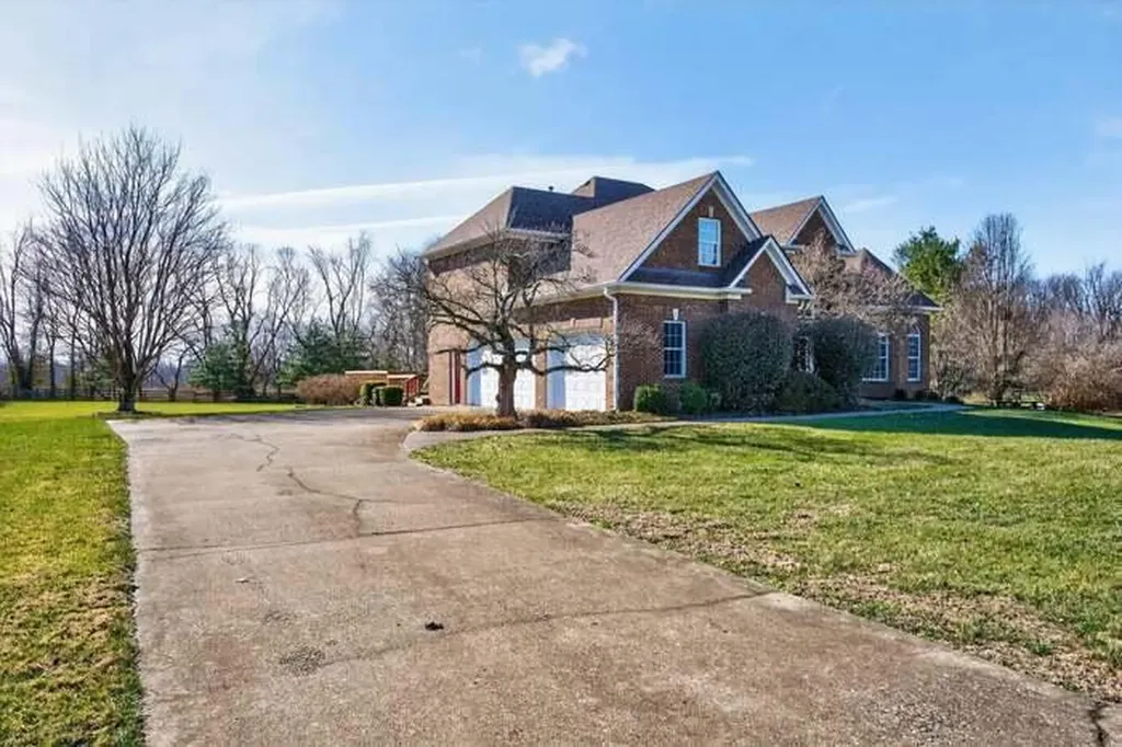 5000 Lupreese Lane Versailles KY 40383