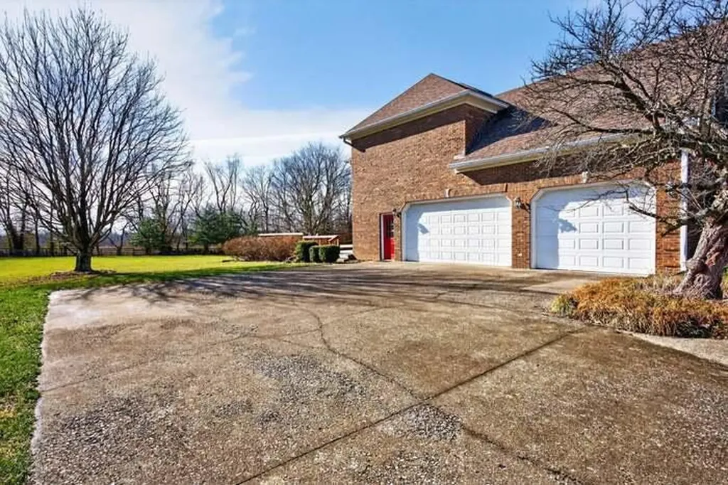 5000 Lupreese Lane Versailles KY 40383