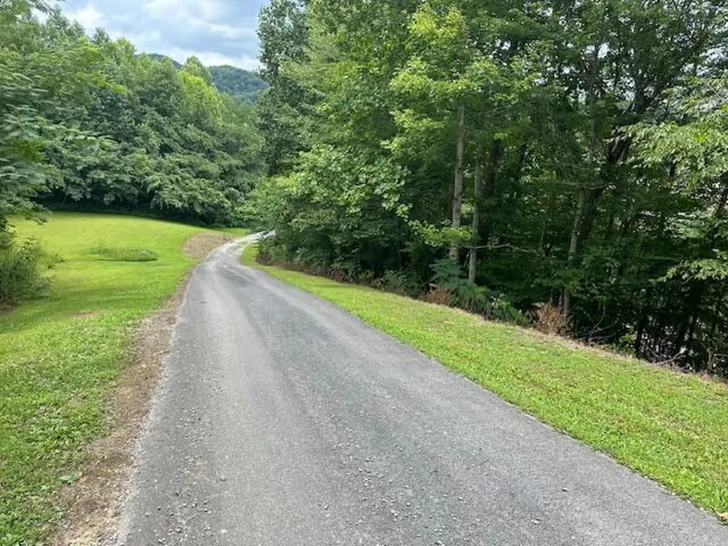 412 Page School Road Pineville KY 40977
