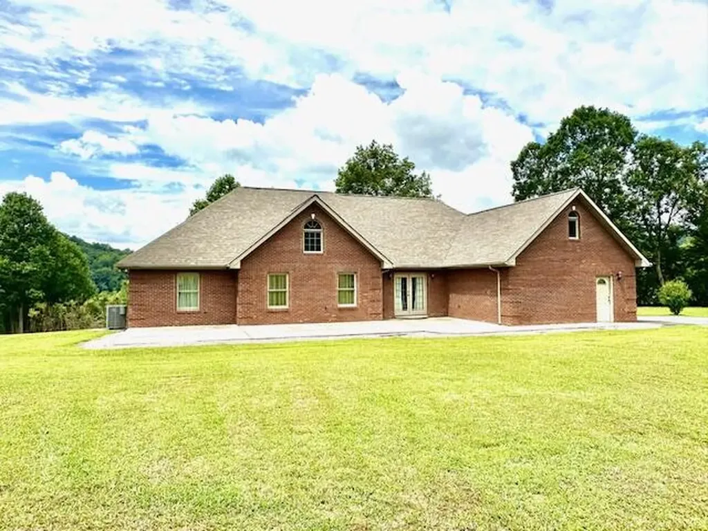 412 Page School Road Pineville KY 40977