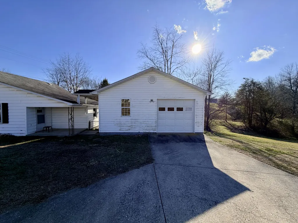 553 Mc Guire Avenue Beattyville KY 41311