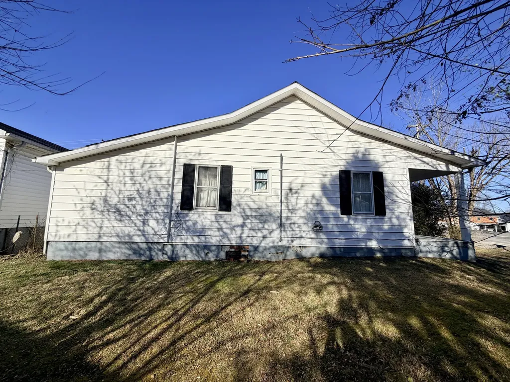 553 Mc Guire Avenue Beattyville KY 41311