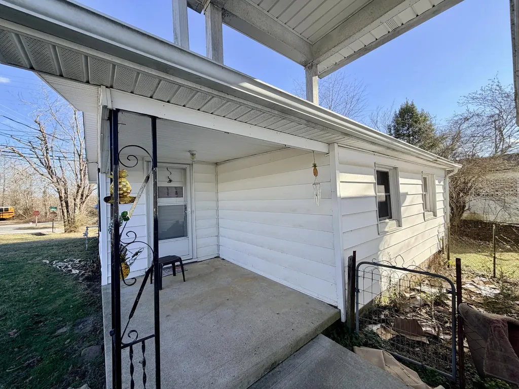 553 Mc Guire Avenue Beattyville KY 41311
