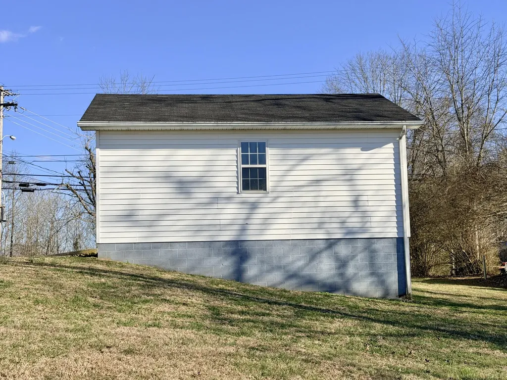 553 Mc Guire Avenue Beattyville KY 41311
