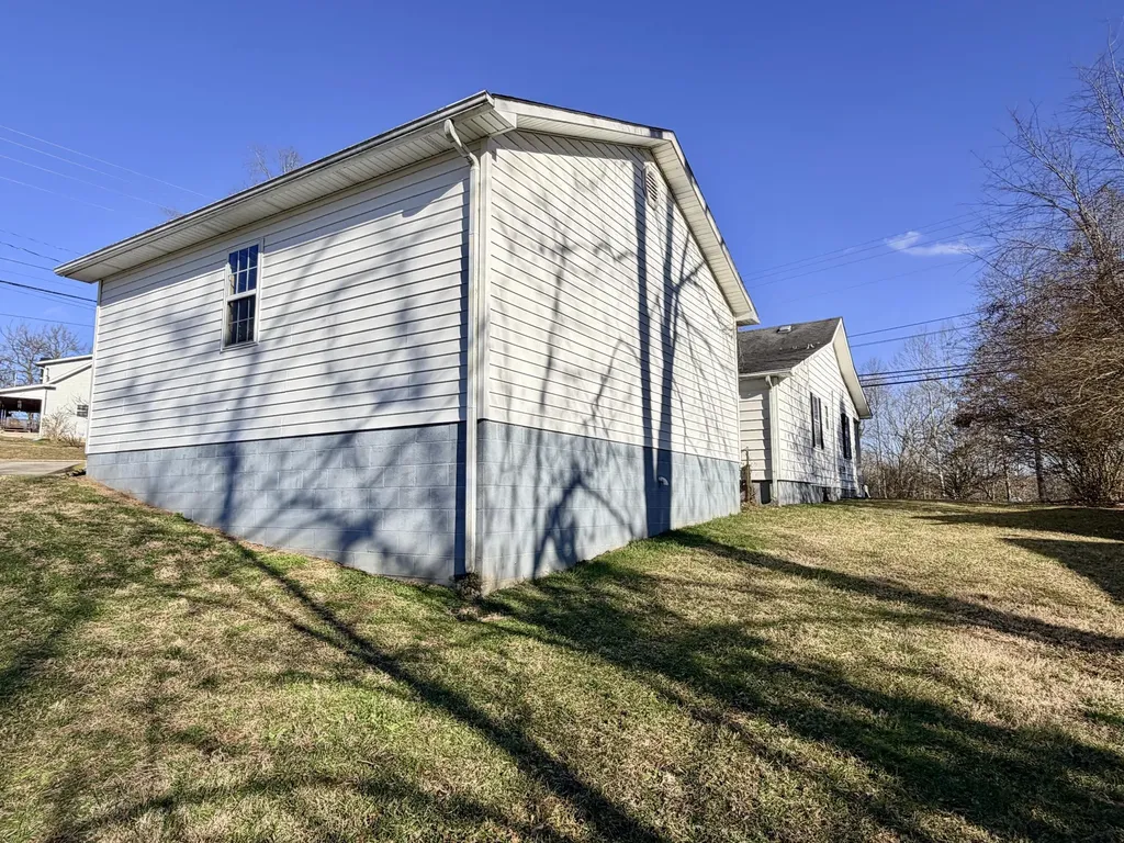 553 Mc Guire Avenue Beattyville KY 41311