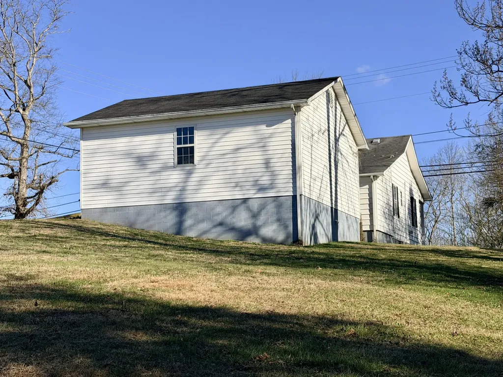 553 Mc Guire Avenue Beattyville KY 41311