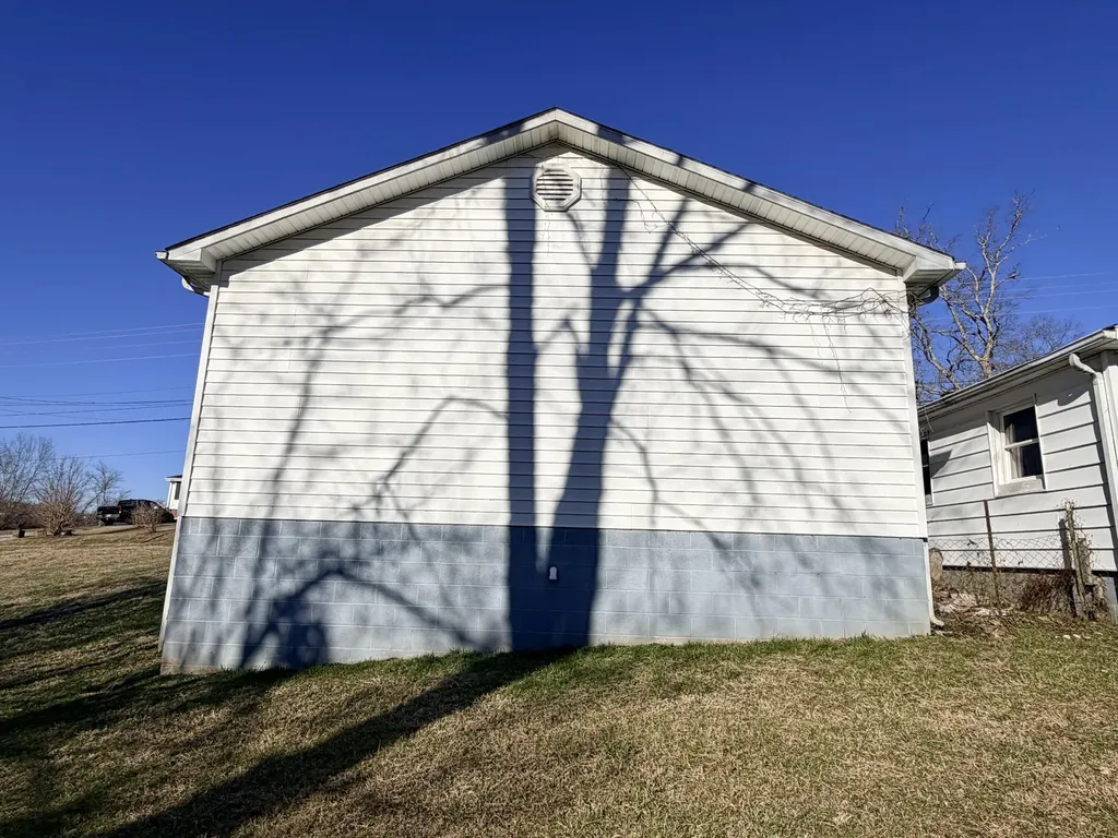 553 Mc Guire Avenue Beattyville KY 41311