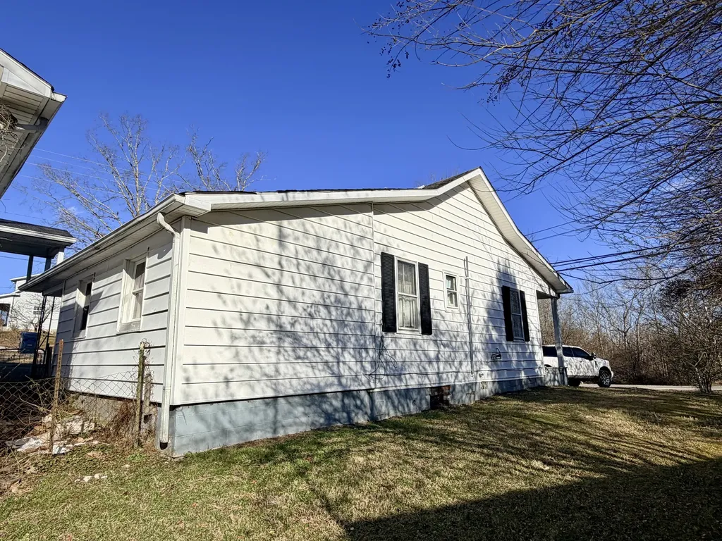 553 Mc Guire Avenue Beattyville KY 41311