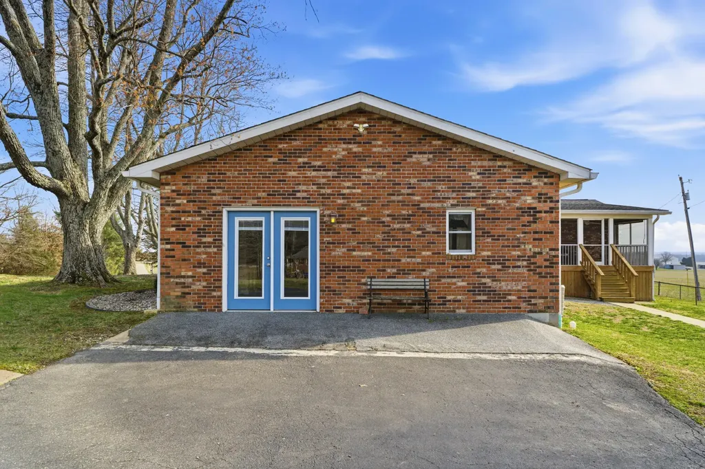 1209 Hansborough Road Cecillia KY 42724