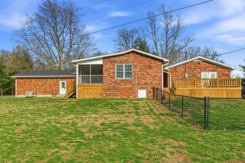 1209 Hansborough Road Cecillia KY 42724