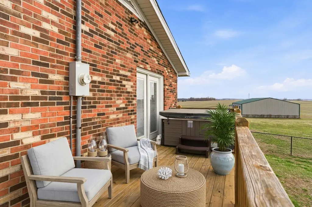 1209 Hansborough Road Cecillia KY 42724
