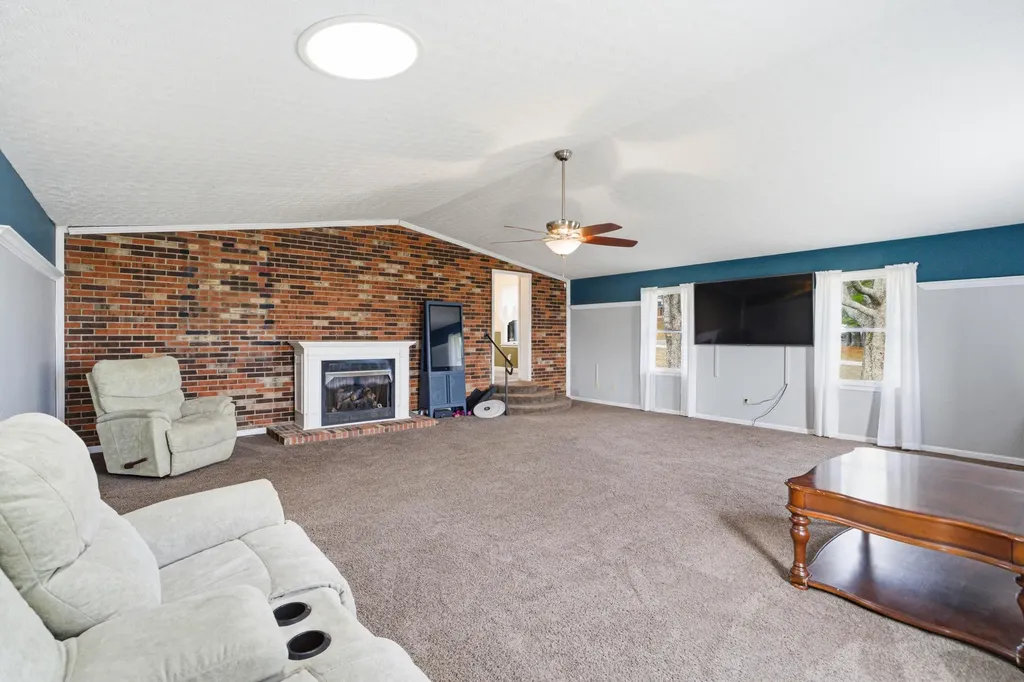 1209 Hansborough Road Cecillia KY 42724