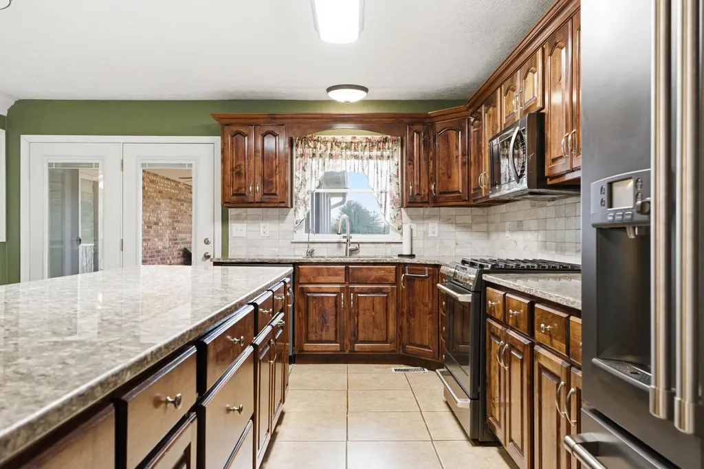 1209 Hansborough Road Cecillia KY 42724