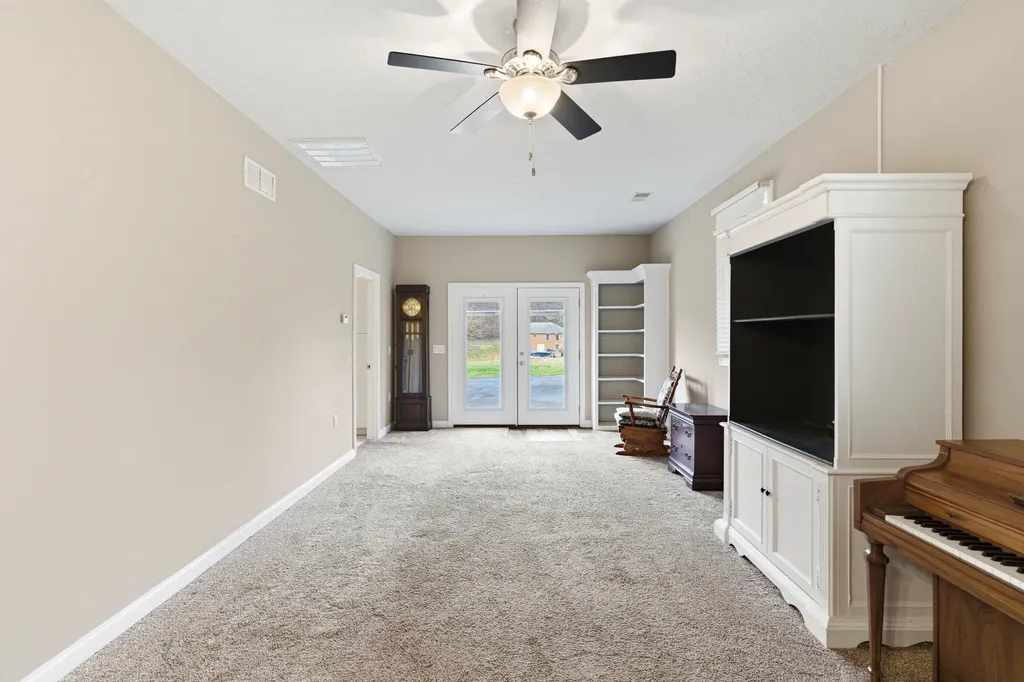 1209 Hansborough Road Cecillia KY 42724