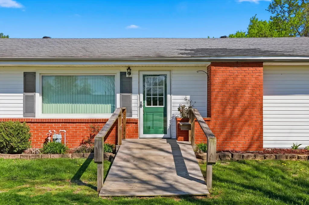 1088 Alton Station Road Lawrenceburg KY 40342