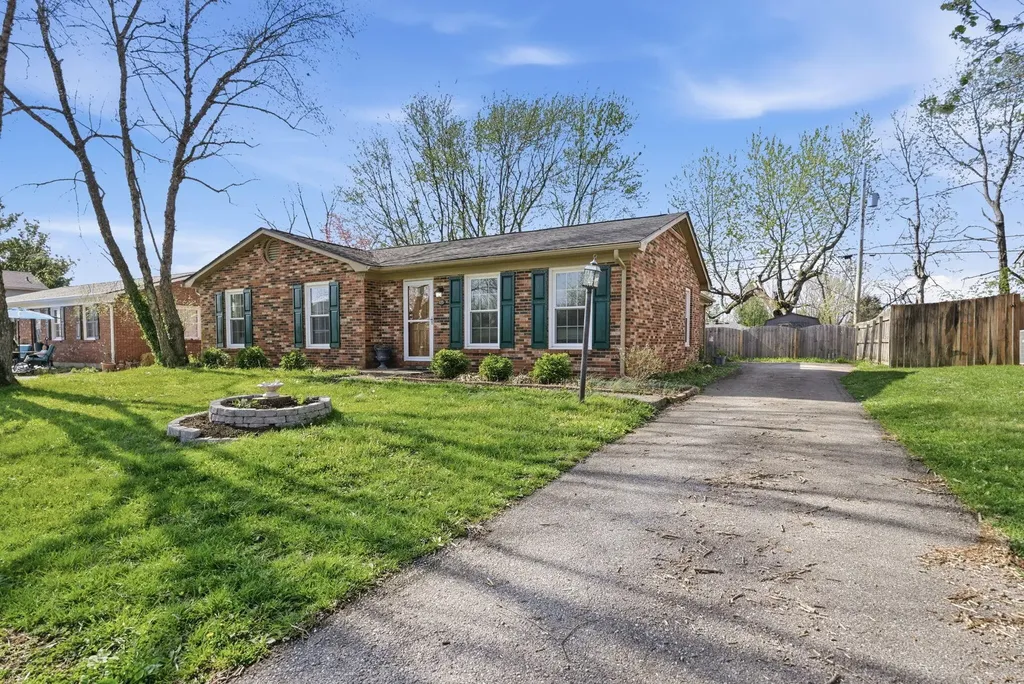 105 Queensway Drive Versailles KY 40383
