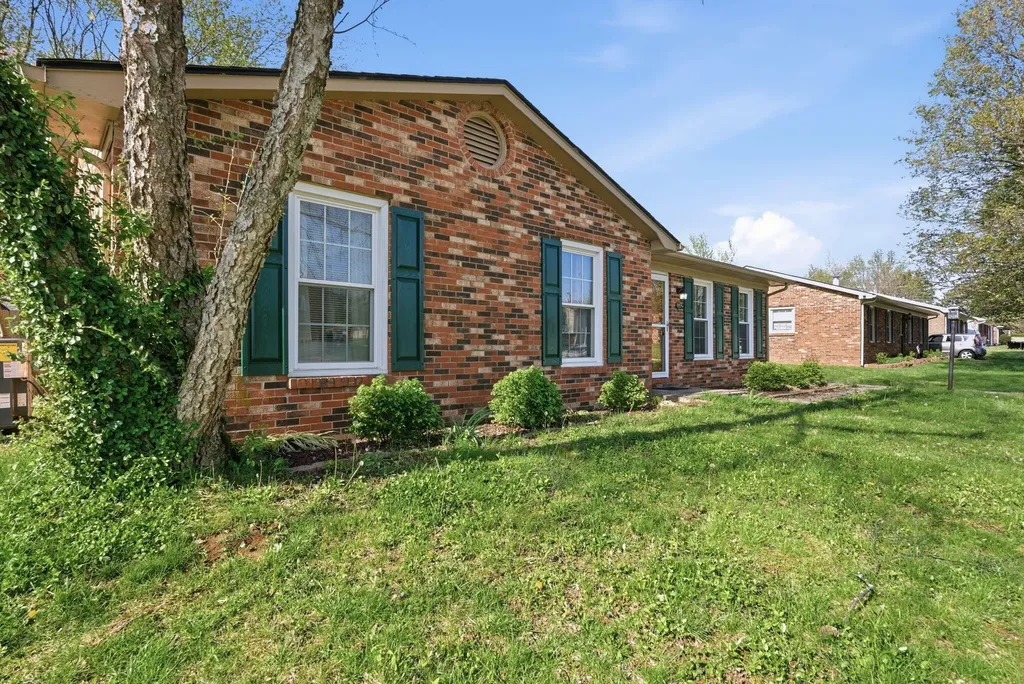 105 Queensway Drive Versailles KY 40383