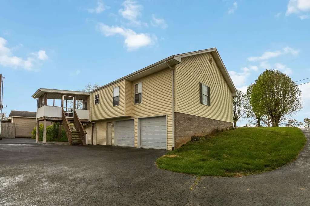 158 Pine Grove School Road London KY 40744