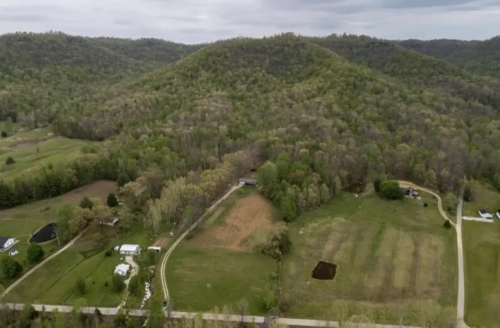 6130 Hardwicks Creek Road Clay City KY 40312