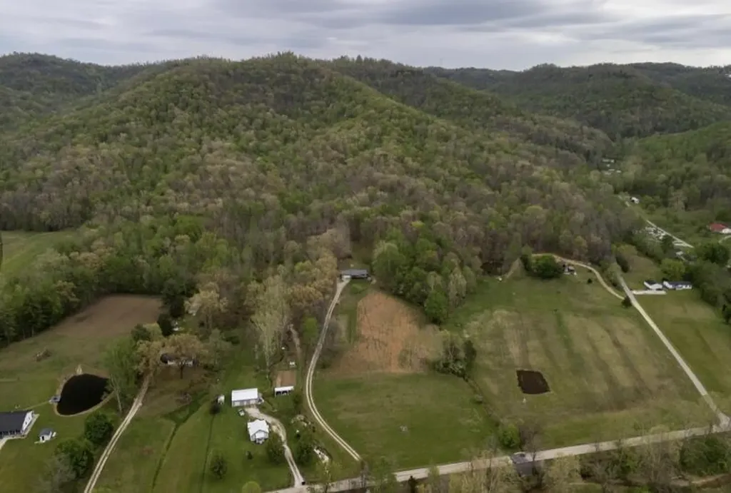 6130 Hardwicks Creek Road Clay City KY 40312