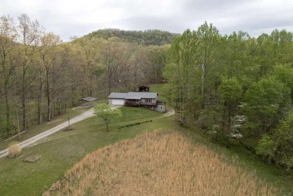 6130 Hardwicks Creek Road Clay City KY 40312