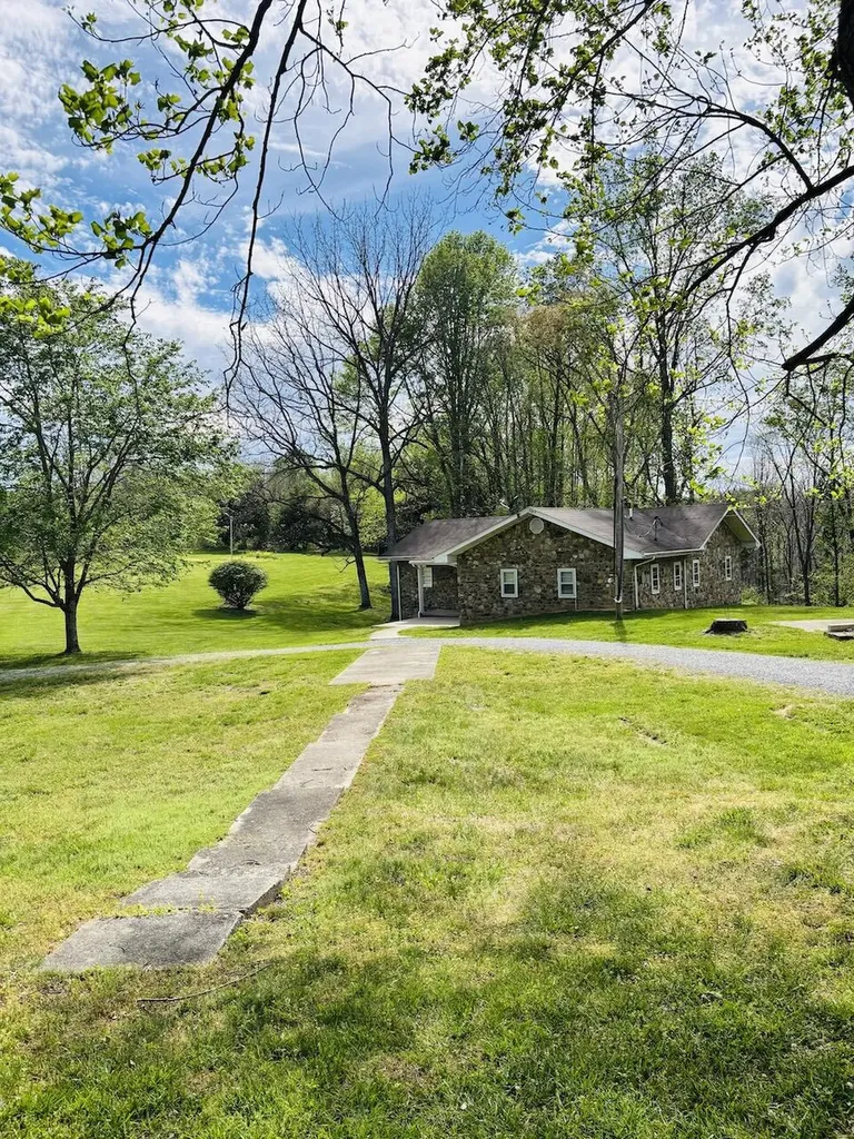 1265 Thornton Road Russell Springs KY 42642