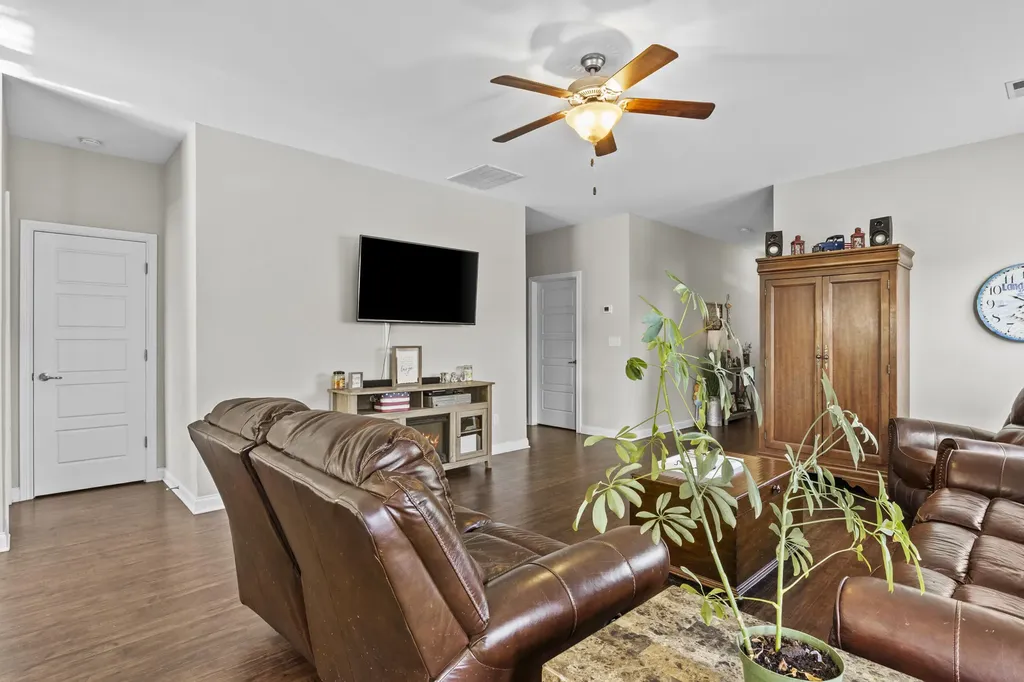 409 White Oak Trace Lexington KY 40511
