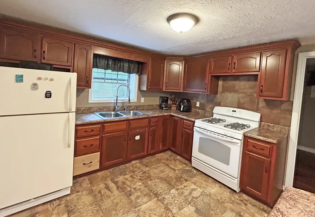 1180 Raccoon Creek Road Mckee KY 40447