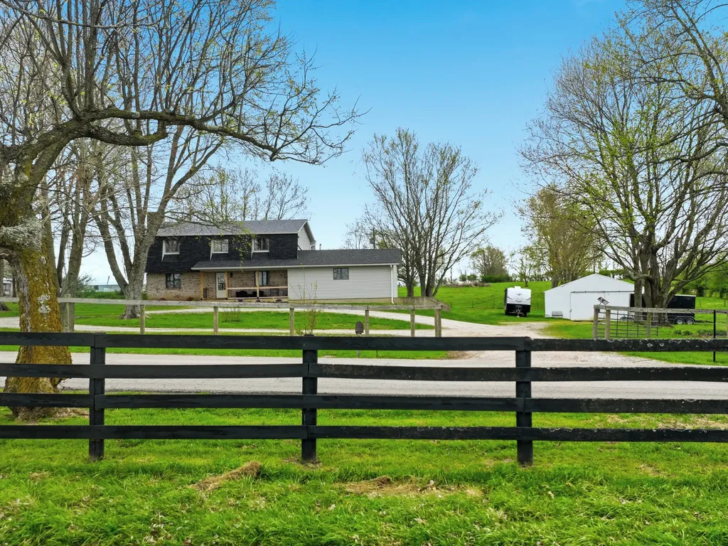 582 Hutchison Road Paris KY 40361