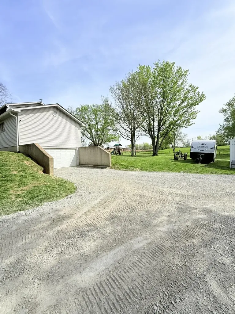 582 Hutchison Road Paris KY 40361