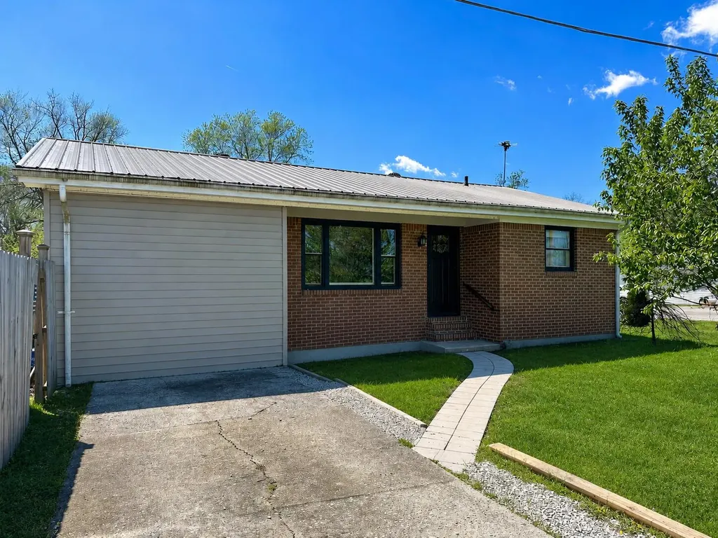 241 8th Avenue Clay City KY 40312