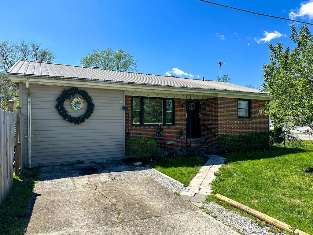 241 8th Avenue Clay City KY 40312